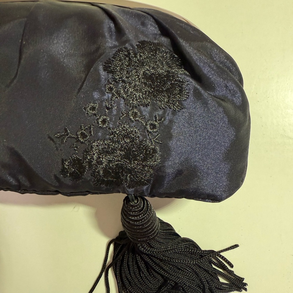 VINTAGE ELEGANT NAVY/BLACK CLUTCH WITH EMBROIDERED FLOWERS & TASSEL - Picture 4 of 9